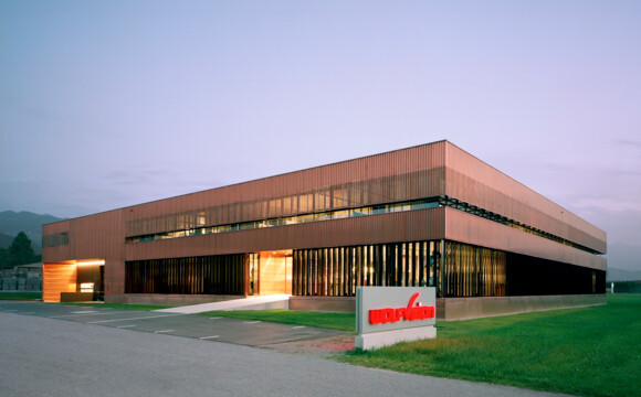 Gebäude des WolfVision Hauptsitzes in Klaus, Vorarlberg, Österreich