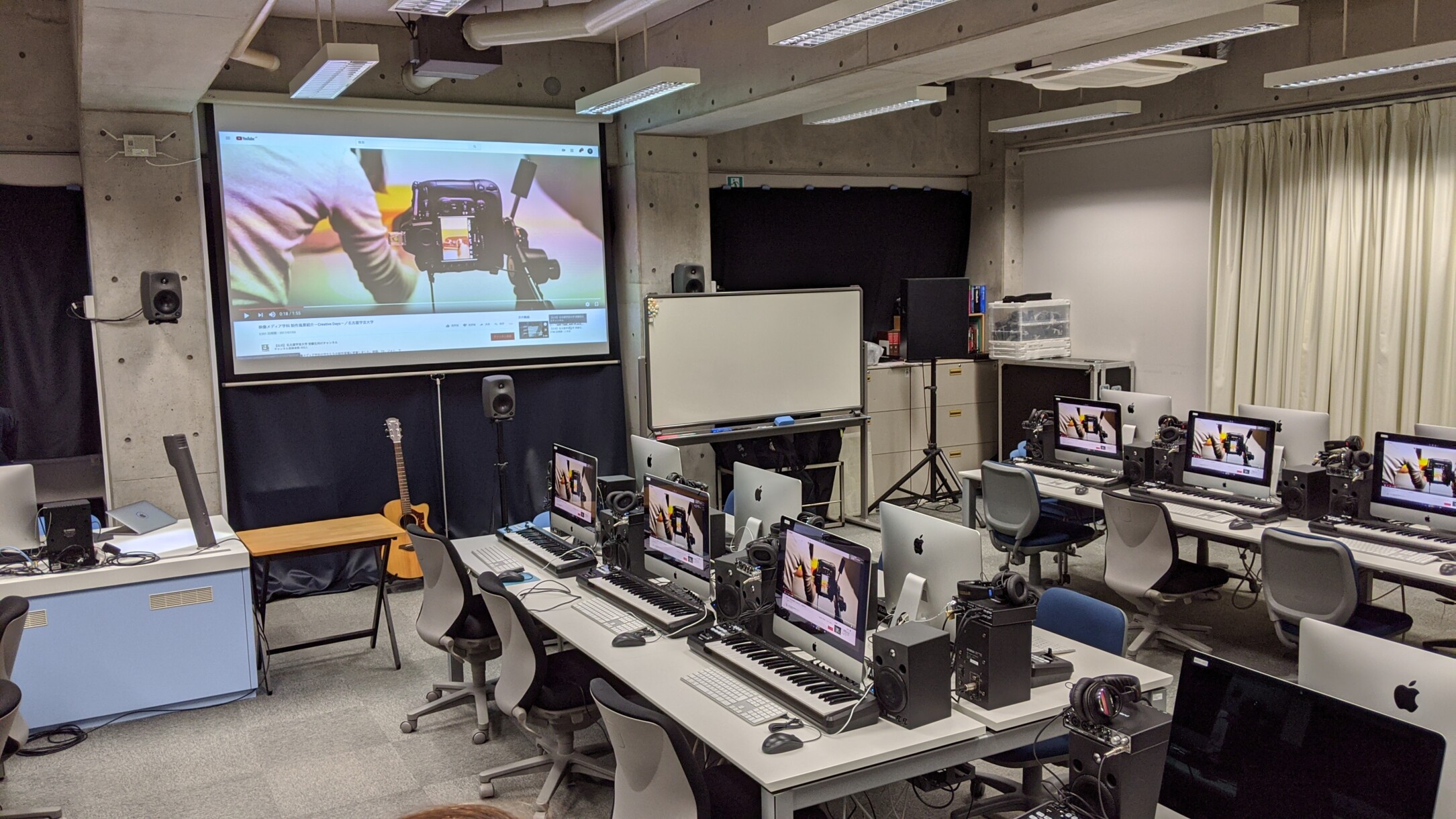 Sound training room: The computer screen of the teacher‘s desk can be mirrored to the student computer.