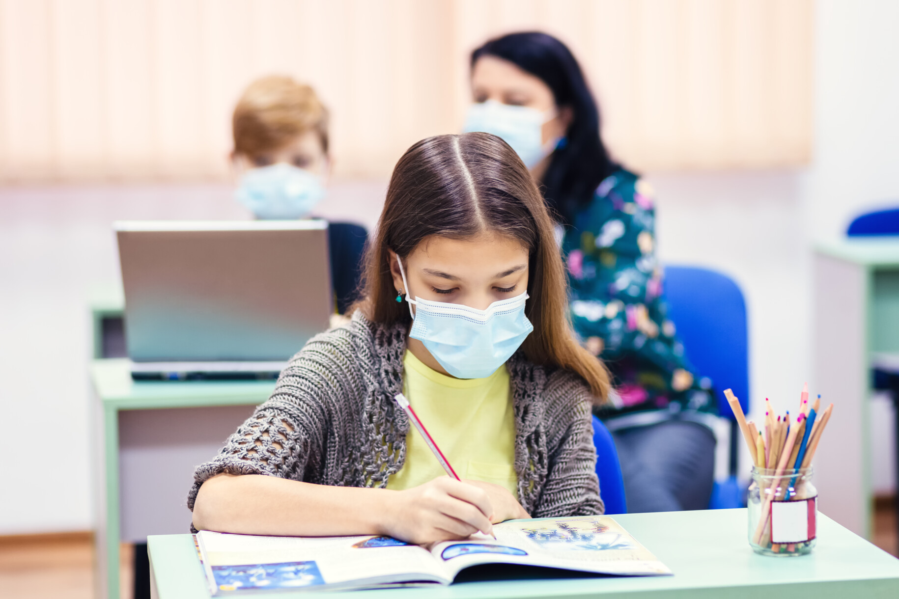 Ein hybrides Lernmodell unterstützt gleichzeitig Unterrichtsstunden für Schüler und Studenten im Raum und für räumlich entfernte Teilnehmer.