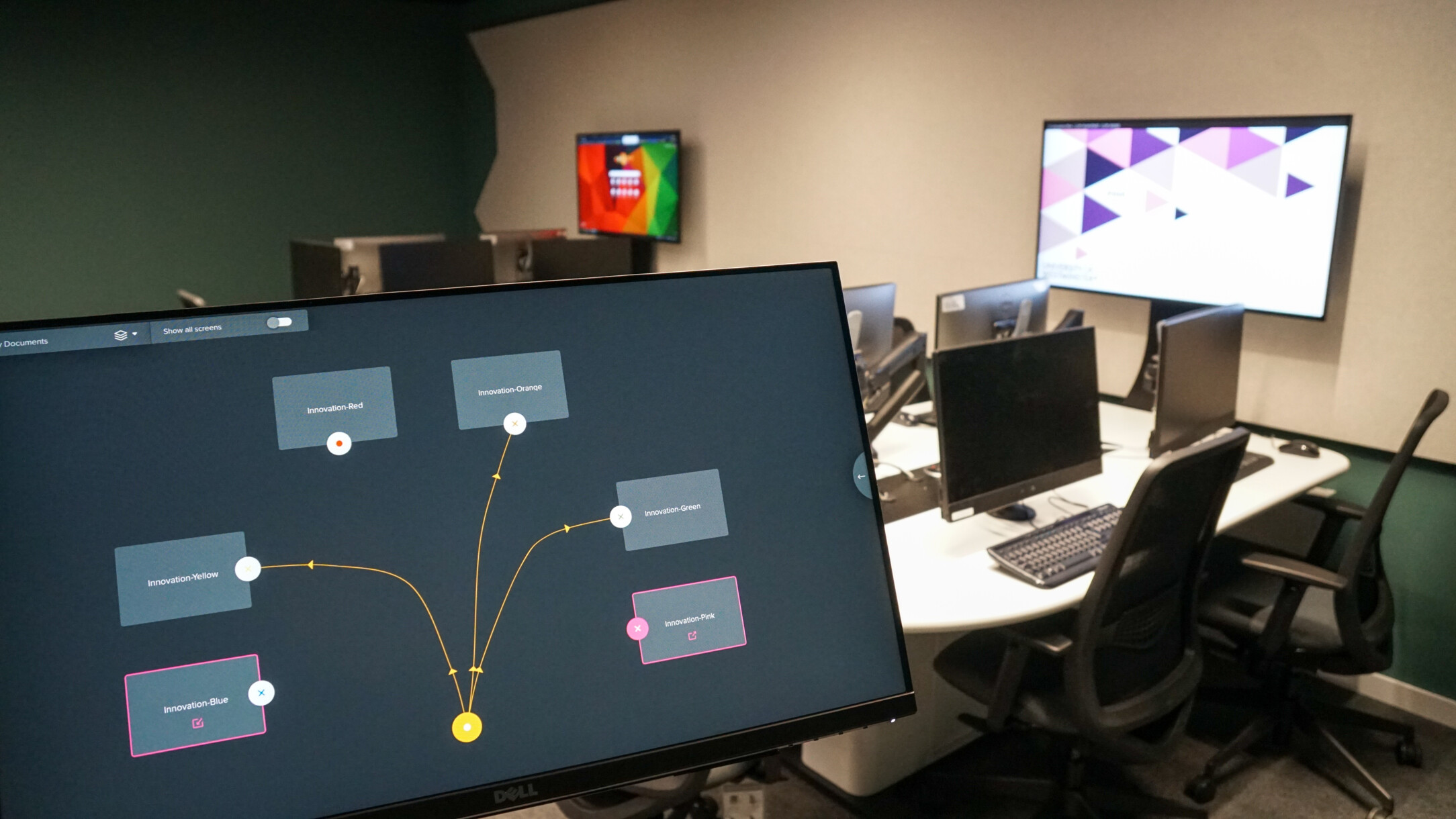 The vSolution MATRIX ‘Room View‘ on the touch panel, enables simple drag-and-drop movements to be used to share digital and analog content between the different screens in the room as require